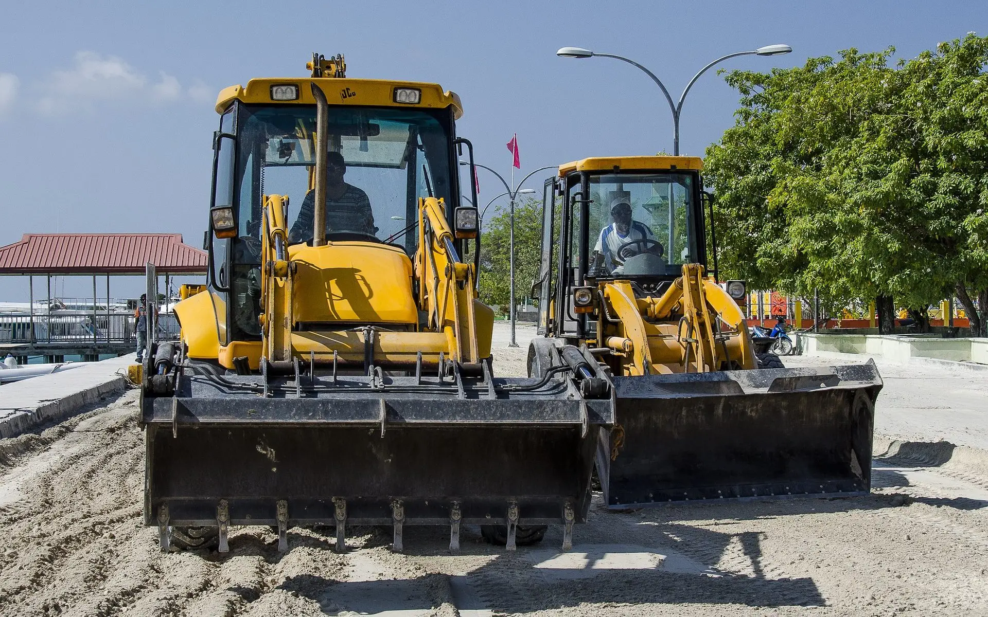 excavators-581333_1920